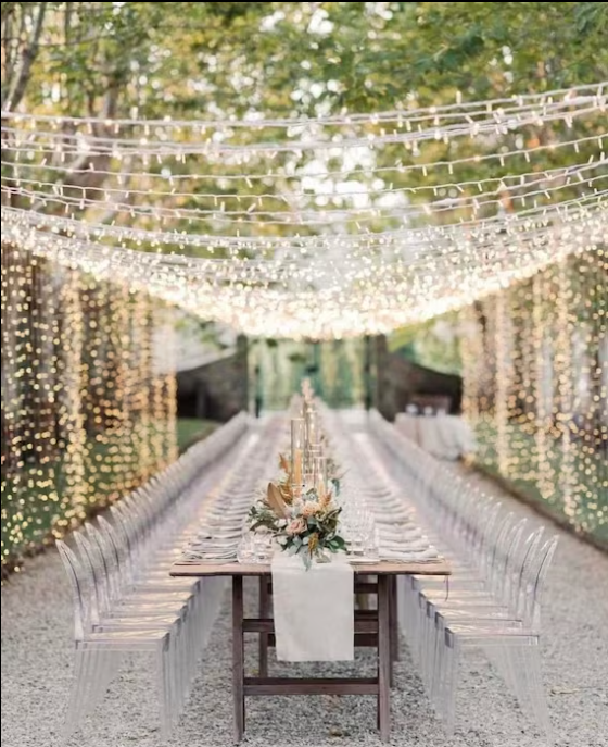 Iluminación ambiental con guirnaldas en boda al aire libre